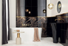 Biało-czarna łazienka w stylu glamour ze złotymi dekorami