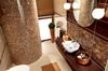 Brązowa łazienka z dekoracyjnymi ścianami Domino Berberis
