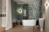 Zielono-beżowa łazienka z cegiełkową ścianą
