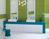 Zielona łazienka z niebieskimi akcentami