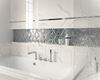Marmur i srebrne heksagony w łazience glamour