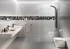 Biała łazienka z kabiną walk-in i mozaikowym wykończeniem