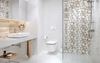 Jasna łazienka z płytką drewnopodobną i geometrycznymi dekorami