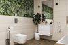 Aranżacja beżowej łazienki z dekoracyjną ścianą z motywem florystycznym