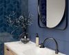 Granatowa mozaika i niebieskie płytki w nowoczesnej łazience