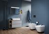 Niebieska łazienka z podłogą w drewnie i wyposażeniem Cersanit City