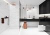 Biało-czarna łazienka w marmurze i cegiełce