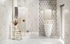 Jasna łazienka w stylu glamour w mozaikowym wykończeniem