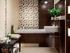 Beżowo-brązowa łazienka z dekoracyjną ścianą