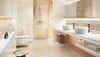 Biało-beżowa łazienka wykończona płytkami inspirowanymi trawertynem