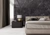 Wielkoformatowy marmur w sypialni glamour