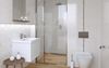 Jasna łazienka z drewniana podłogą Cersanit Ondes