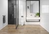 Nowoczesna łazienka z podłogą w drewnie i heksagonami