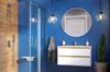 Niebieska łazienka z okrągłym lustrem