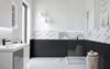 Czarno-biała łazienka z subtelnym patchworkowym wzorem