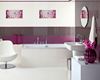 Biało-brązowa łazienka z fioletowymi akcentami