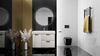 Czarno-biała łazienka z polerowaną podłogą z motywem marmuru