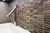Ściana w łazience w kamiennej mozaice Dunin Zen
