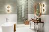 Biała łazienka z oliwkowymi płytkami i dekorami