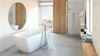 Drewno i beton w nowoczesnej łazience z wanną wolnostojącą