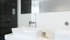 Strefa umywalkowa w biało-czarnej łazience Opoczno Black Glamour