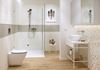 Jasna łazienka z drewnem i mozaikowym wykończeniem ścian