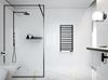 Biała łazienka w minimalistycznym stylu z czarnymi akcentami