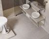 Jasna łazienka z szarą podłogą o wyglądzie marmuru