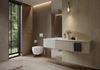 Jasne drewno i beton w łazience z wysokim oknem