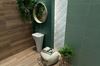 Zielona łazienka z drewnianymi płaszczyznami