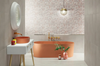 Łazienka w szarościach i subtelnych dekorach z pomarańczową ceramiką