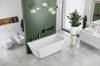 Biała łazienka z zieloną ścianą i wanną przyścienną