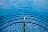 Przestrzeń basenowa w niebieskiej mozaice Dunin Q Series