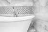 Szara łazienka z mozaikowym akcentem Dunin Woodstone