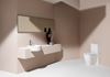 Aranżacja minimalistycznej łazienki z umywalką półblatową