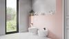 Szara łazienka z różowymi akcentami