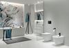 Biała łazienka w nowoczesnym stylu z florystyczną ścianą