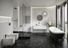 Duża łazienka z oknem w czarno-białym marmurowym wykończeniu Cerrad Marmo