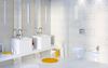 Biała łazienka ozdobiona żółtymi listwami i dekorami