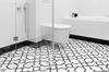 Łazienka w czerni i bieli z mozaikową podłogą Carrara White Manor 