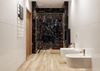 Jasna łazienka z drewnem i czarnym marmurem