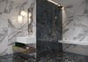 Łazienka glamour z marmurowymi ścianami w czerni i bieli