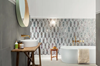 Biało-szara łazienka glamour z heksagonalnymi dekorami