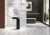 Czarno-biała łazienka z płytami z wzorem kamieni Opoczno Eternal