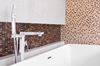 Ściana w łazience w beżowej i brązowej mozaice Dunin