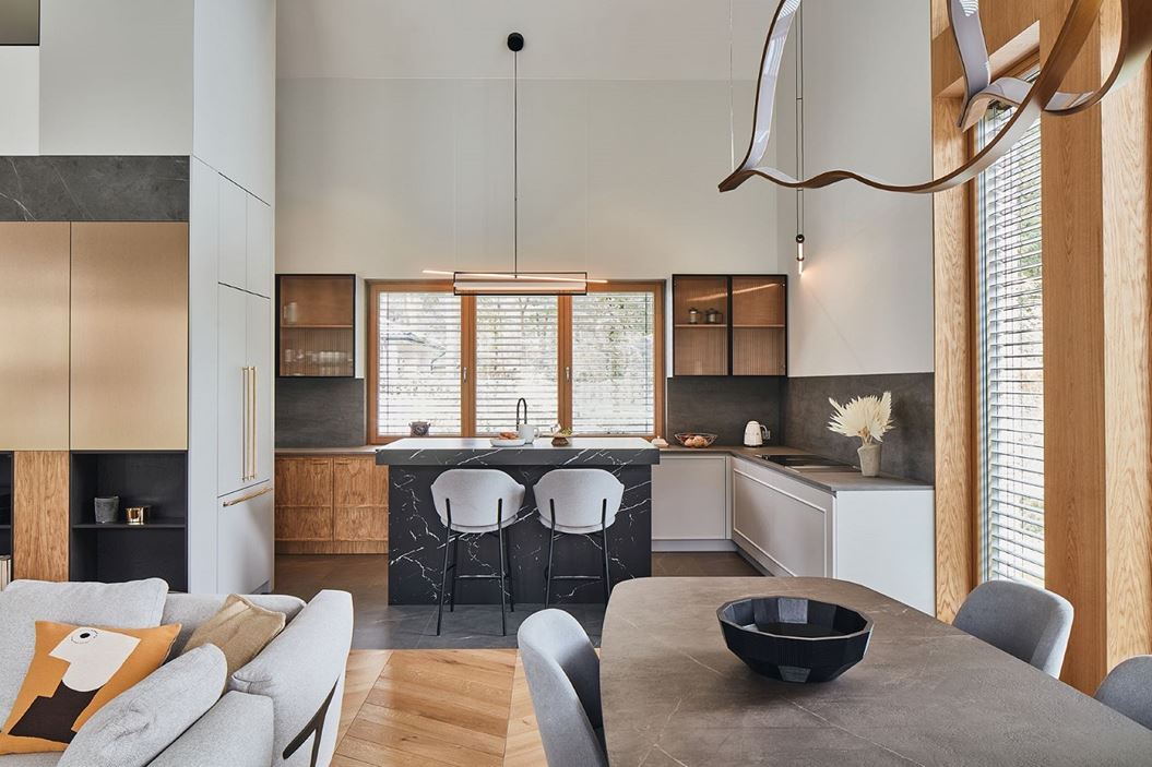 W otoczeniu lasu. Nowoczesny dom dla rodziny