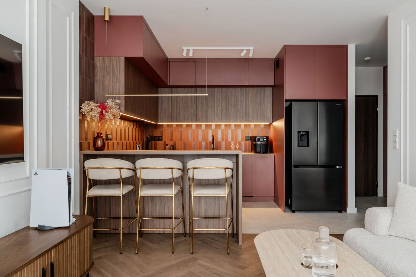 Burgundowe wnętrze w stylu modern classic 