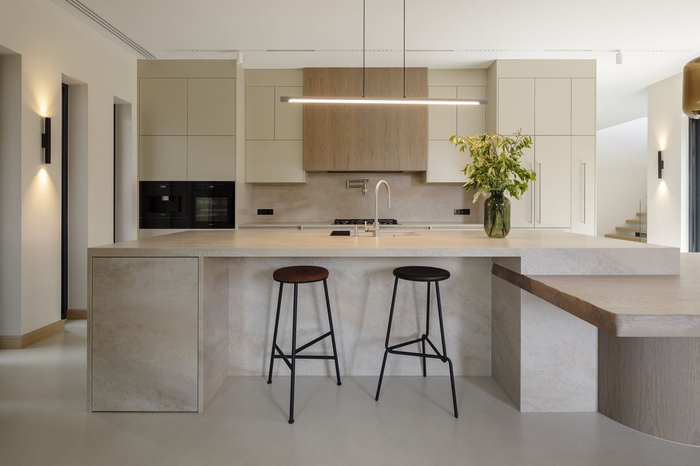 Wnętrza zbudowane światłem – dom w Warszawie