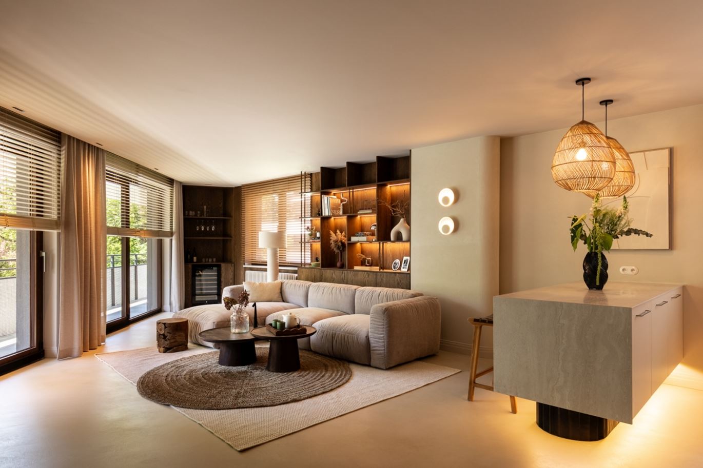 Nietypowy układ i ciemne drewno. 83-metrowy apartament w Krakowie