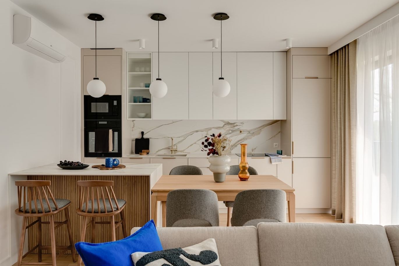 Piaskowe beże i jasne kolory – apartament dla dwojga